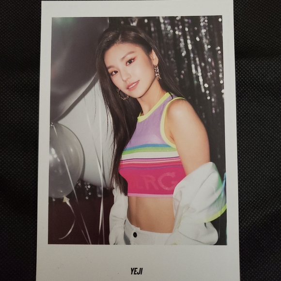 Itzy Yeji pre order benefit - Picture 1 of 2